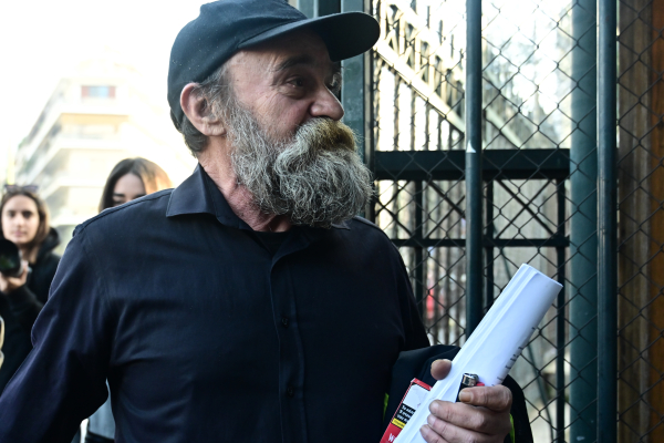 «Άλλος Άνθρωπος»: Ελεύθερος μετά την απολογία του ο Κώστας Πολυχρονόπουλος