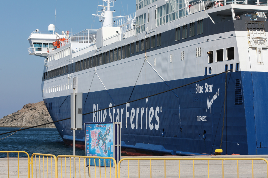 Απαγόρευση απόπλου για το Blue Star Μύκονος – Ακινητοποιήθηκε στο λιμάνι του Πειραιά