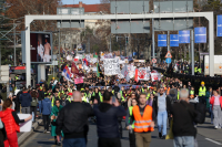 «Η διαφθορά σκοτώνει»: Φοιτητές αποκλείουν σημαντικό οδικό κόμβο στο Βελιγράδι