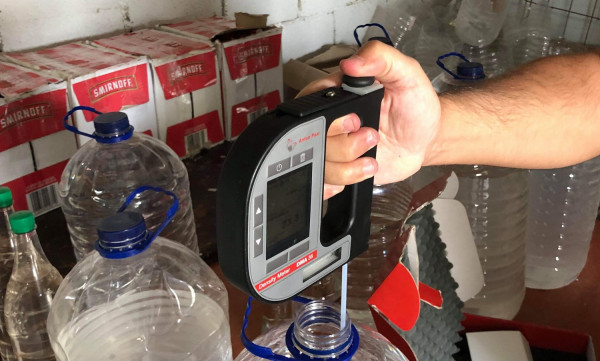 Στην φάκα της ΑΑΔΕ επικίνδυνο κύκλωμα παρασκευής νοθευμένων ποτών