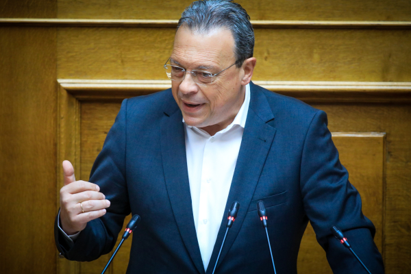 ΣΥΡΙΖΑ για Φάμελλο: Δεν θυμόμαστε άλλη περίπτωση προέδρου κόμματος να εγκαταλείπει το κόμμα του και να διατηρεί τη βουλευτική του έδρα