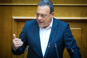 ΣΥΡΙΖΑ για Φάμελλο: Δεν θυμόμαστε άλλη περίπτωση προέδρου κόμματος να εγκαταλείπει το κόμμα του και να διατηρεί τη βουλευτική του έδρα