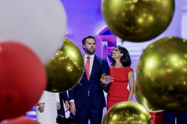 Ούσα Τσιλουκούρι Βανς: Ποια είναι η δεύτερη κυρία των ΗΠΑ που συζητήθηκε για το στιλ της