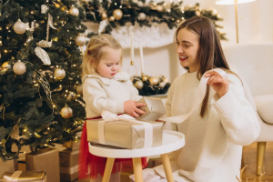 Χριστούγεννα με παιδιά: Πώς να απολαύσεις τις γιορτές χωρίς να εξαντληθείς