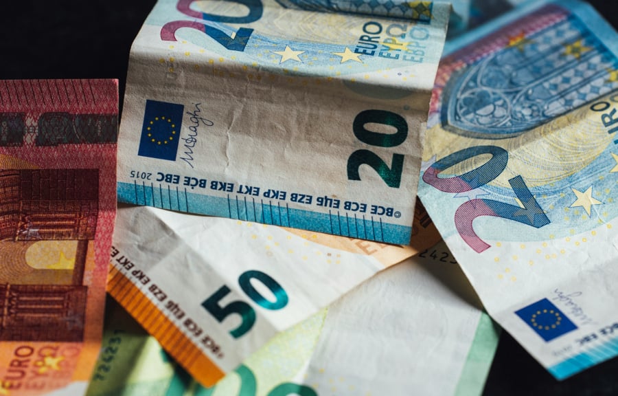 Ξεκινά η καταβολή των ενισχύσεων: Ποιοι λαμβάνουν 250 και έως 800 ευρώ