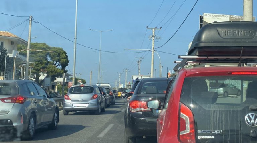 Πικέρμι: Τροχαίο στην Λεωφόρο Μαραθώνος - Κλειστές και οι 2 λωρίδες