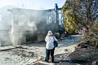 Παλαιά Φώκαια: Η φωτιά έσβησε στη θάλασσα - Μάχη με διάσπαρτα μέτωπα, κάηκαν δεκάδες σπίτια