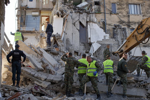 Σεισμός στην Αλβανία: Ρίχτερ θανάτου διέλυσαν κτίρια και ζωές - Αυξάνονται συνεχώς οι νεκροί (pics &amp; vid)