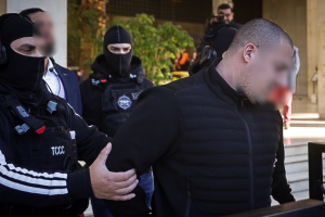 «Βόμβα» για τη διπλή δολοφονία στη Φοινικούντα: Ο ανιψιός μετέφερε τον εκτελεστή στα ΚΤΕΛ