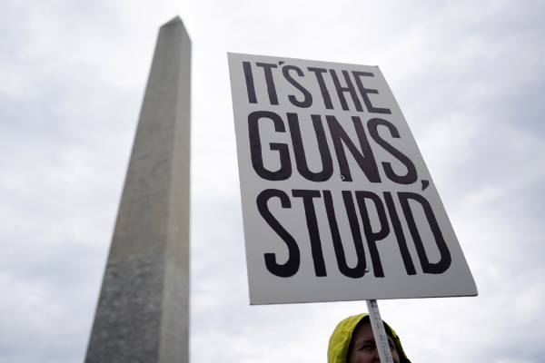 Αντί να περιορίζεται, διευρύνεται το δικαίωμα οπλοκατοχής στις ΗΠΑ