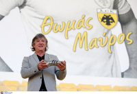 Ο Θωμάς Μαύρος παρέδωσε στο μουσείο της ΑΕΚ το ασημένιο παπούτσι του 1979 και τη φανέλα της Μικτής Κόσμου