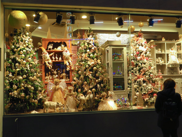 Πόσα χρήματα ξοδεύουν οι Έλληνες για αγορές τα Χριστούγεννα, πού δαπανούν τα περισσότερα