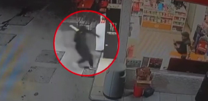 Θεσσαλονίκη: Απείλησε υπάλληλο με σφυρί και αυτός τον κυνήγησε με σκουπόξυλο