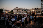Μοναστηράκι: Αστυνομικός πήρε το μικρόφωνο μουσικού του δρόμου και... έκλεψε τις εντυπώσεις
