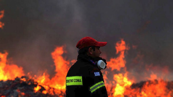Σε εξέλιξη η πυρκαγιά στο Μολύκρειο Αιτωλοακαρνανίας