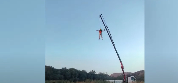 Απίστευτη ιδέα γαμπρού στη Σύρο: Πήγε στην γαμήλια τελετή με γερανό (βίντεο)