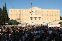 Κλειστοί δρόμοι στο κέντρο της Αθήνας - Σε εξέλιξη το αντιπολεμικό συλλαλητήριο (Εικόνες)
