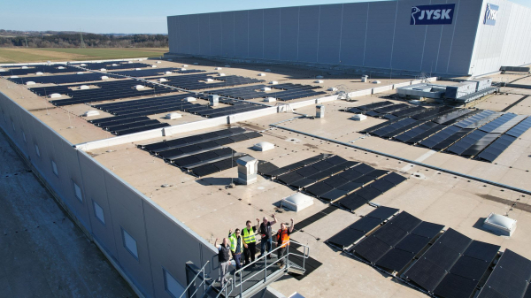 Ηλιακά πάνελ παράγουν ενέργεια για τα κέντρα διανομής της JYSK