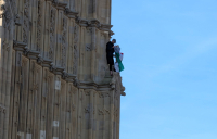 Διαδηλωτής σκαρφάλωσε στο Μπιγκ Μπεν κρατώντας παλαιστινιακή σημαία (εικόνες)