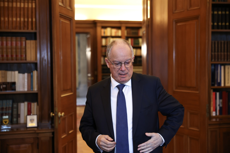 Branding «γεφυροποιού» φτιάχνει ο ΠτΔ με το βλέμμα στραμμένο στις κάλπες και σε πιθανές εθνικές κρίσεις