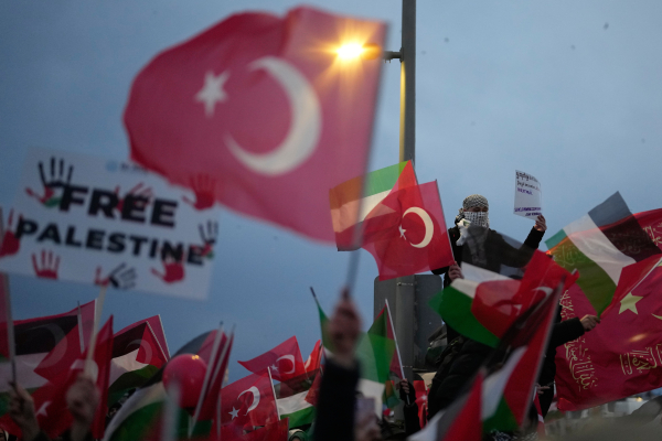 «Δεν θα μείνουμε σιωπηλοί»: Χιλιάδες κόσμου διαδήλωσαν στην Κωνσταντινούπολη για τη Γάζα (Βίντεο)