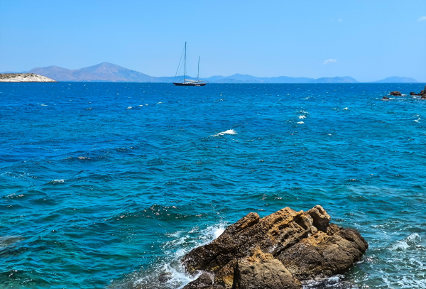 Ακυβερνησία ιστιοφόρου με τρία άτομα, ανοιχτά της Κέρκυρας