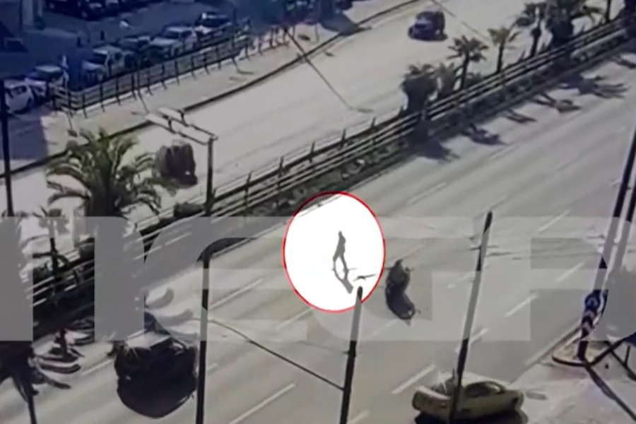 Τροχαίο-σοκ στη Συγγρού: Πεζός με άνοια διασχίζει κάθετα τη λεωφόρο και διασώθηκε από αστυνομικούς