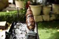 Κοκορέτσι: Το μυστικό στο ψήσιμο και τα κόλπα των μερακλήδων