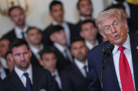 Τραμπ: Όταν «τελειώσω» με το Ιράν παίρνει σειρά η Κούβα, είπε μπροστά στον Μέσι