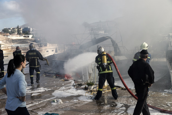 «Πνίγεται» στους καπνούς η Γλυφάδα - Καίγονται δύο σκάφη (pics & vid)