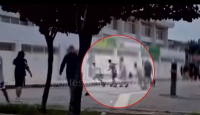 Σοκαριστικό βίντεο: Άγρια συμπλοκή ανηλίκων με μπουνιές και κλωτσιές στο Ωραιόκαστρο