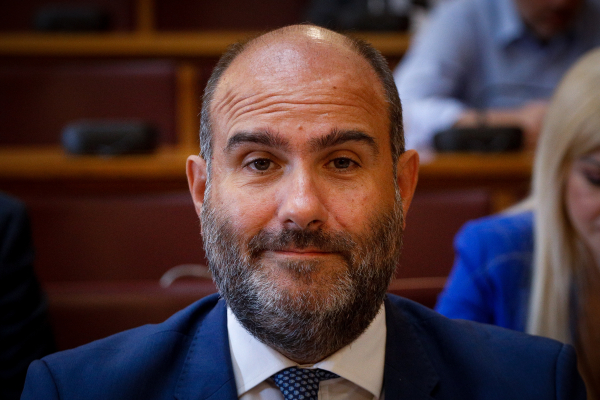 Επίθεση στο γραφείο του Δημήτρη Μαρκόπουλου στη Νίκαια: Η πρώτη του αντίδραση