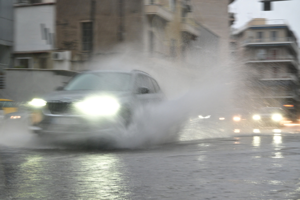 Καιρός τώρα: Έντονες καταιγίδες στην Αττική - Πού βρέχει (Χάρτης)