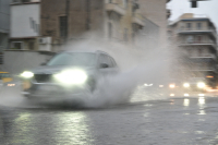 Καιρός τώρα: Έντονες καταιγίδες στην Αττική - Οι περιοχές και πού έχουμε κλειστούς δρόμους (Χάρτης)