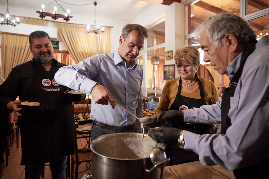 Κερατσίνι: Ο Κυριάκος Μητσοτάκης σε ταβέρνα που προσφέρει γεύματα σε ανθρώπους που έχουν ανάγκη
