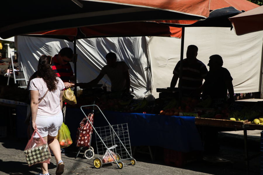 Πως ο ΦΠΑ «τρώει» το όφελος από τις νέες φοροελαφρύνσεις – Τι δείχνουν οι δημοσιονομικοί πολλαπλασιαστές