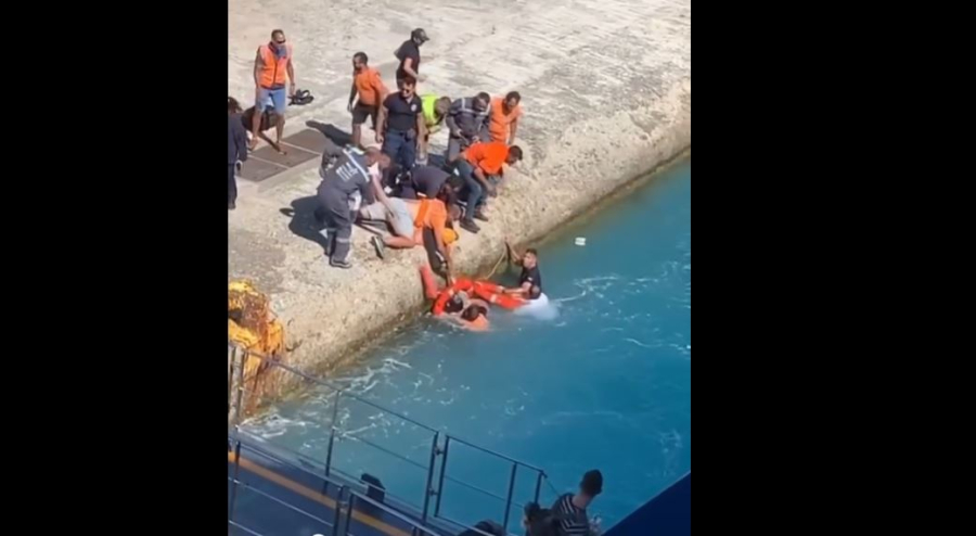 Συναγερμός στην Τήνο: Γυναίκα έπεσε στο νερό την ώρα που έμπαινε στο πλοίο