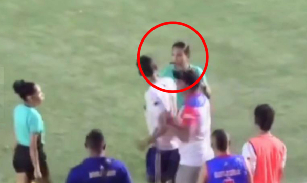 Ποδοσφαιριστής χαστούκισε γυναίκα διαιτητή που του έδειξε κόκκινη κάρτα (Βίντεο)