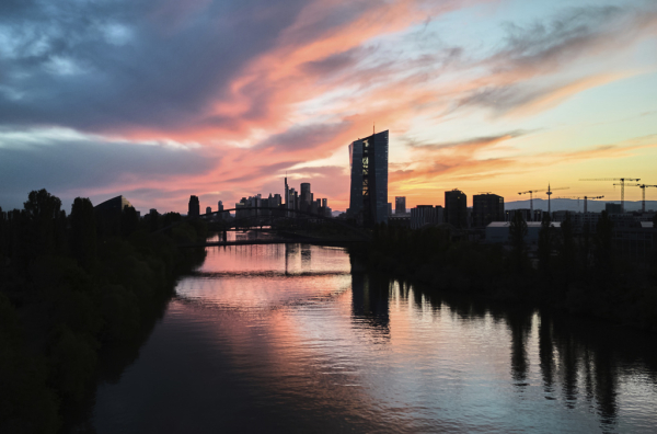 Αμετάβλητα τα επιτόκια της ΕΚΤ, πιο αισιόδοξες οι προβλέψεις για την οικονομία