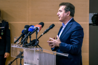 Σε αναμμένα κάρβουνα ο Χρυσοχοΐδης
