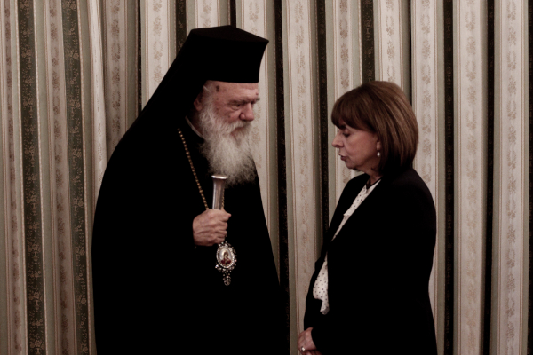 «Στα άκρα» η Εκκλησία για τα ομόφυλα ζευγάρια: Δεύτερη «πόρτα» Ιερώνυμου σε Σακελλαροπούλου