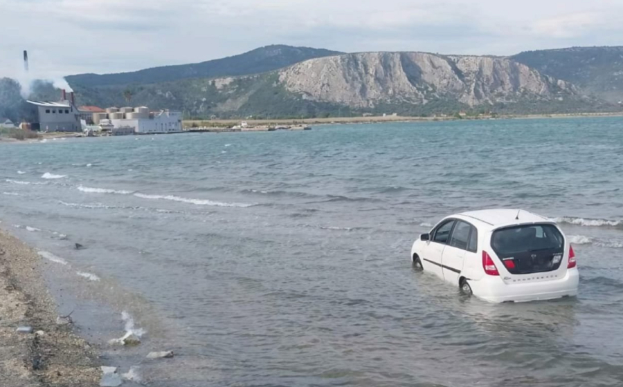 Λέσβος: 78χρονη οδηγός βγήκε από τον δρόμο, το αυτοκίνητο κατέληξε στη θάλασσα