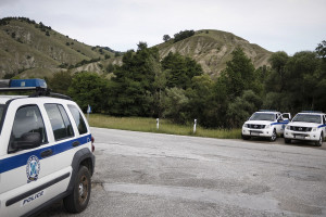 Αλλοδαπός ήταν κρυμμένος στον κινητήρα αυτοκινήτου στην Πάτρα (pics)