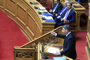 Βουλή: Αύριο το «μπρα ντε φερ» Μητσοτάκη-Ανδρουλάκη για την ακρίβεια