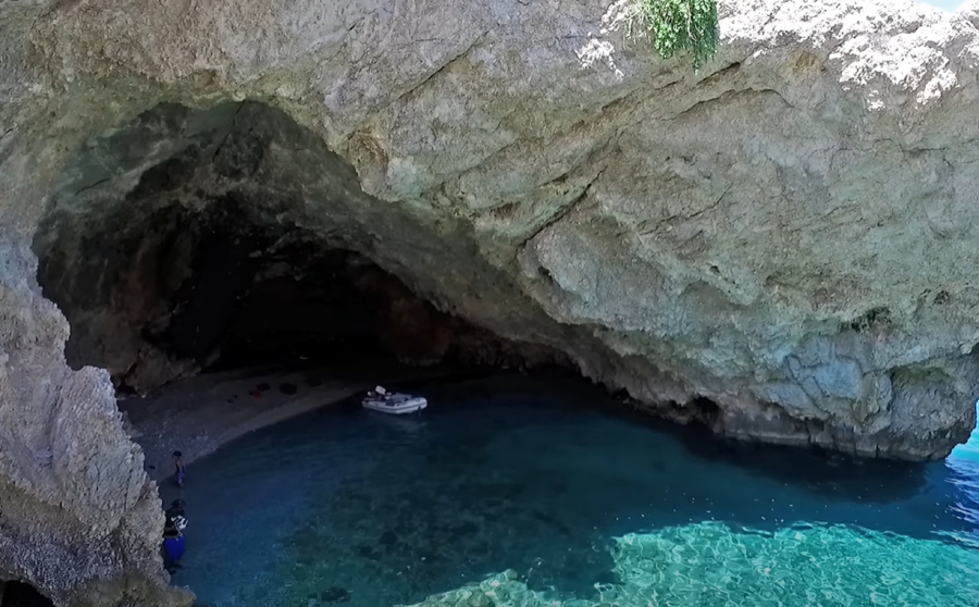 Η top παραλία του Κορινθιακού Κόλπου κρύβεται μέσα σε μια σπηλιά