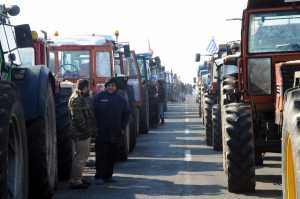 Οι αγρότες έκλεισαν εντελώς τους δρόμους απο την Αττική προς Πελοπόννησο 
