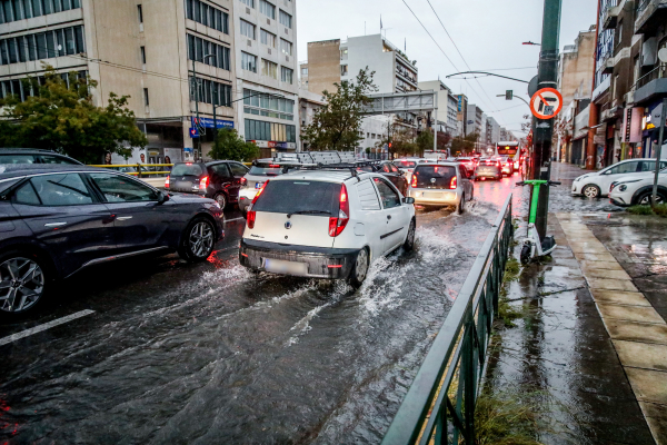 Νέο έκτακτο δελτίο για την κακοκαιρία Adel: Επικίνδυνα φαινόμενα και το Σάββατο