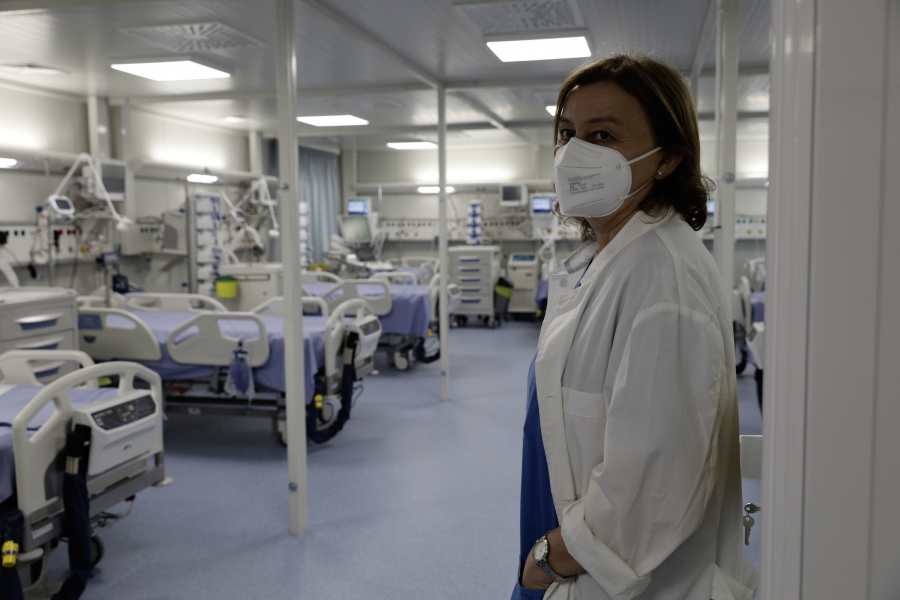 Κορονοϊός: Αυξάνεται η πίεση στο ΕΣΥ - Ανησυχία για τον αριθμό των διασωληνωμένων και τις εισαγωγές στα νοσοκομεία