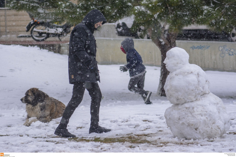 Άγριεύει ο «Λέανδρος», χιόνιζει στη Θεσσαλονίκη, live η πορεία του χιονιά, πού το έχει στρώσει (pics&vid)