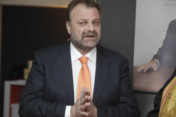 Λάζαρος Λασκαρίδης: Κρίσιμες ώρες για τον αντιδήμαρχο Καλλιθέας, στηρίχτηκε σε σκουριασμένα κάγκελα και έπεσε στο κένο